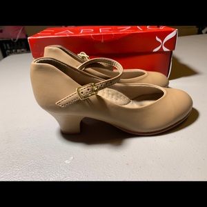 Capezio Kids size 2 dance tap shoes Tan Color